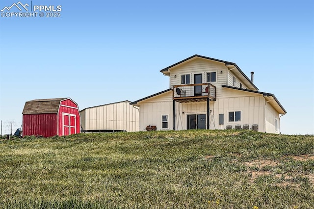 6925 Ht Ranch Trl, Colorado Springs, CO 80908 - view of front of property featuring a balcony, a storage shed, board and batten siding, and a front yard
