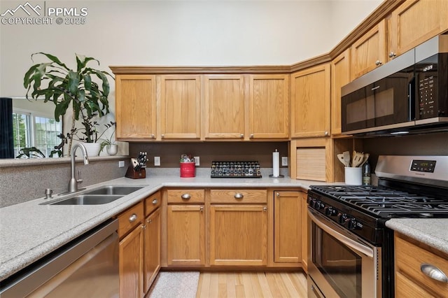 968 Samuel Pt, Colorado Springs, CO 80906 - kitchen featuring stainless steel appliances, light countertops, and light wood-style floors
