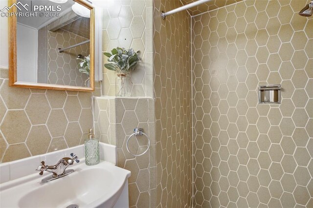 122 E Jefferson St, Colorado Springs, CO 80907 - bathroom featuring tile walls and tiled shower