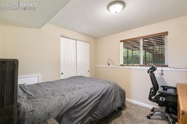 614 Bickley St, Colorado Springs, CO 80911 - bedroom featuring carpet, a closet, and a textured ceiling