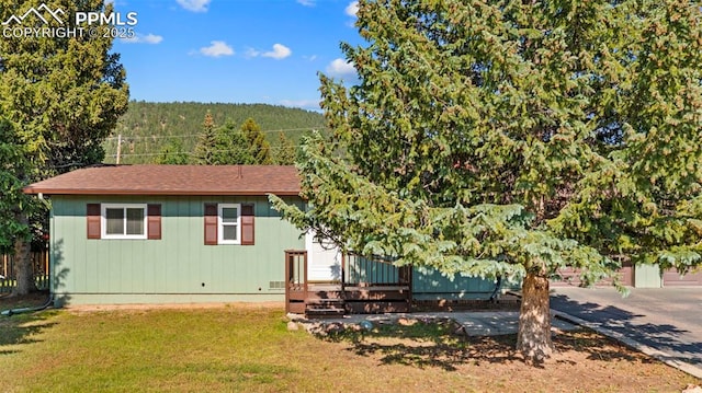 811 N Baldwin St, Woodland Park, CO 80863 - view of front of home featuring a front yard and a wooded view