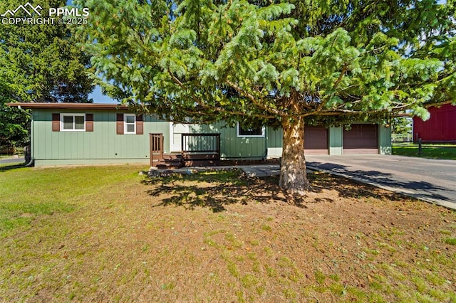 811 N Baldwin St, Woodland Park, CO 80863 - view of front of house with driveway, a front lawn, and an attached garage