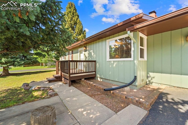 811 N Baldwin St, Woodland Park, CO 80863 - entrance to property featuring a yard