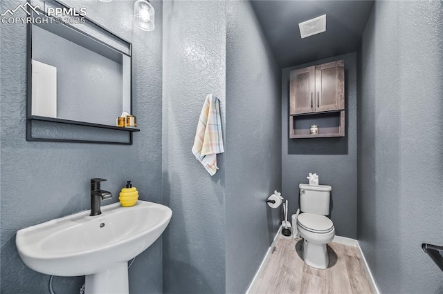 5446 Mesa Top Dr, Monument, CO 80132 - bathroom featuring wood finished floors and a textured wall