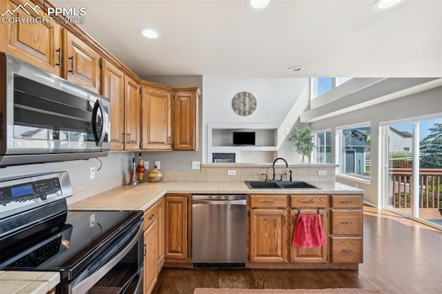 12275 Oregon Wagon Trl, Elbert, CO 80106 - kitchen featuring stainless steel appliances, tile countertops, healthy amount of natural light, a peninsula, and recessed lighting