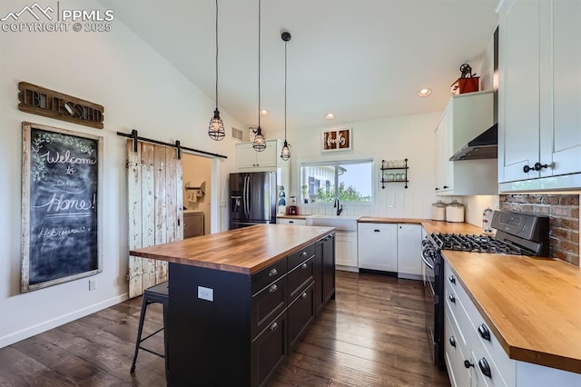 6975 H T Ranch Trl, Colorado Springs, CO 80908 - kitchen with wooden counters, gas range oven, refrigerator with ice dispenser, a kitchen bar, and vaulted ceiling