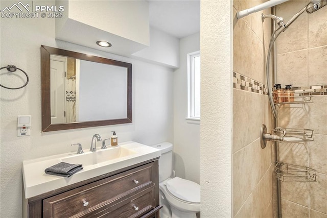 1633 N Chestnut St, Colorado Springs, CO 80907 - full bath featuring a tile shower and vanity