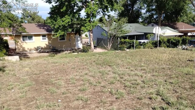 2118 N Chestnut St, Colorado Springs, CO 80907 - view of yard