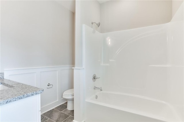 100 Hunters Way, Opelika, AL 36801 - full bathroom featuring a wainscoted wall, vanity, toilet, bathing tub / shower combination, and a decorative wall