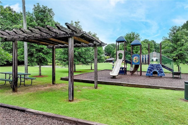 667 Carpenter Way, Auburn, AL 36830 - community jungle gym with a yard