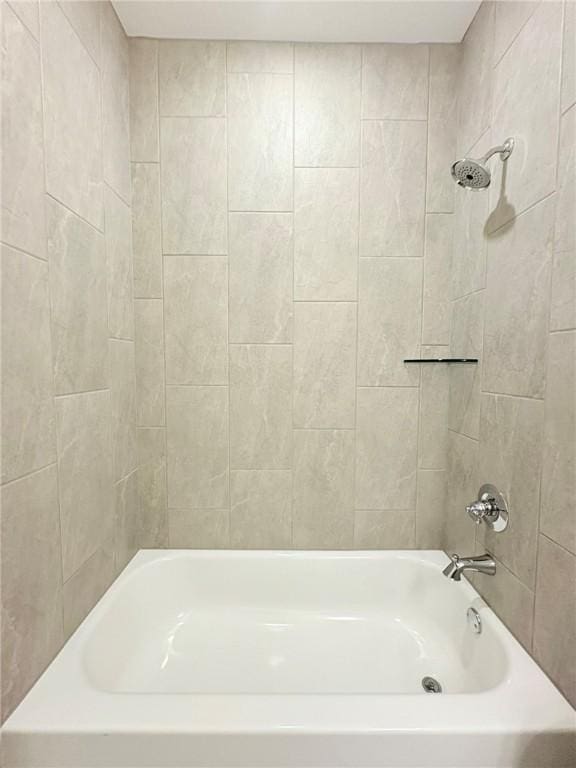 bathroom with tiled shower / bath combo