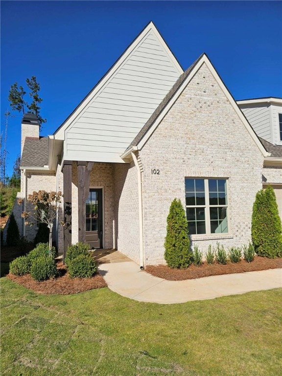 view of front of home featuring a front lawn