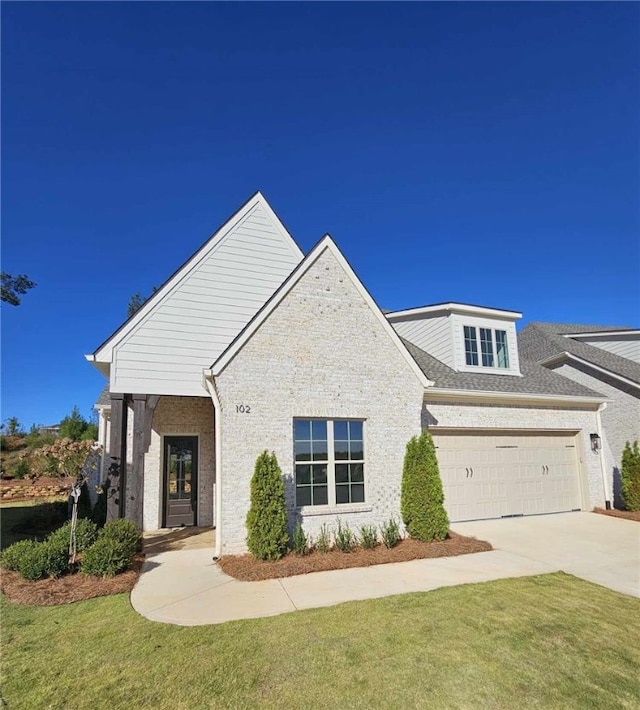 view of front facade featuring a front lawn