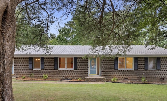 ranch-style house featuring a front lawn