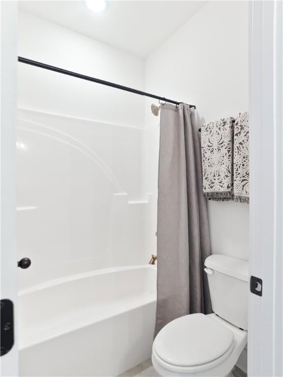016 Crossing Ct E, Valley, AL 36854 - bathroom with toilet and shower / tub combo
