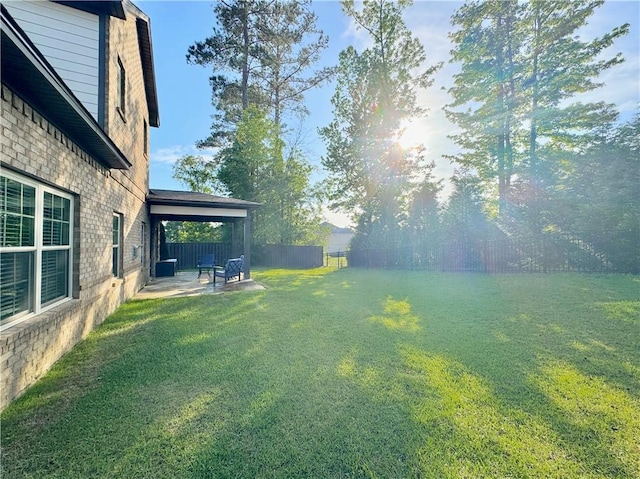 view of yard featuring a patio area