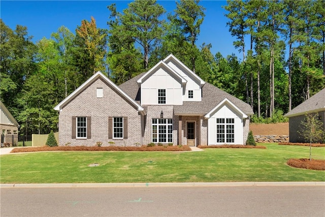 view of front of home featuring a front yard