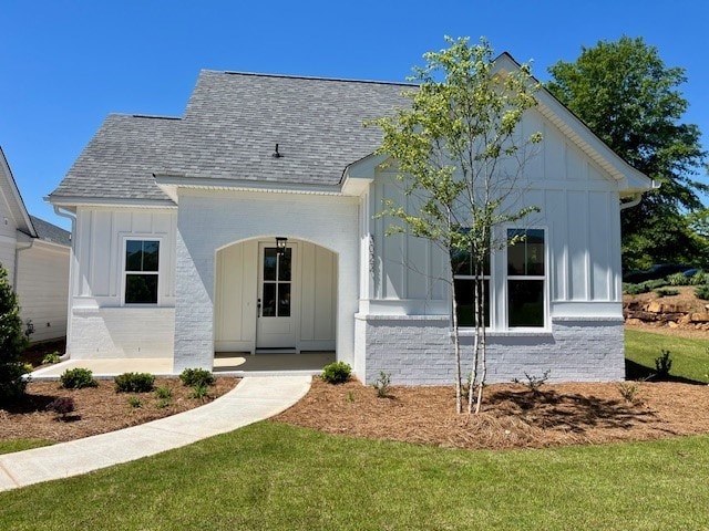 view of front of house featuring a front lawn