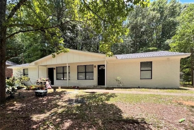 498-500 E University Dr, Auburn, AL 36830 - ranch-style house with board and batten siding and brick siding