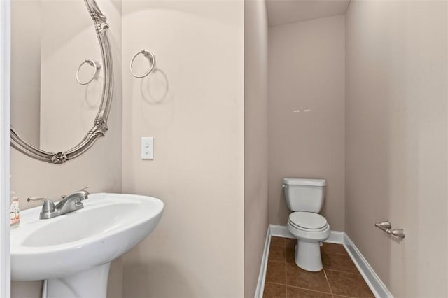 2514 Churchill Cir, Auburn, AL 36832 - bathroom featuring tile patterned floors, toilet, baseboards, and a sink