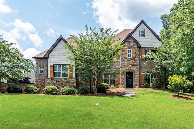 craftsman inspired home featuring a front lawn