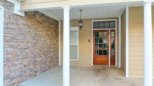 property entrance featuring a porch