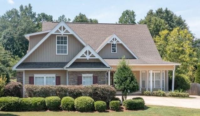 view of front of home with a front yard