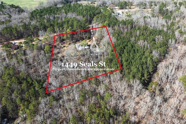 birds eye view of property featuring a forest view