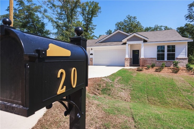 view of front of property featuring a front yard and a garage