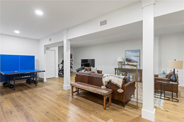 living room featuring light wood finished floors, baseboards, visible vents, and recessed lighting