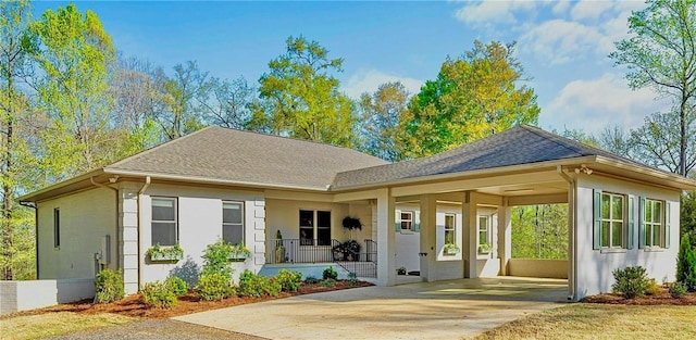 view of front of property featuring driveway, stucco siding, a shingled roof, and a carport