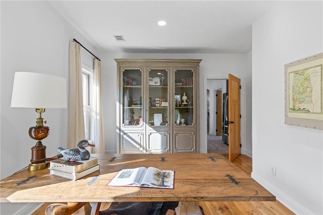 dining room featuring light wood-style floors, visible vents, baseboards, and recessed lighting