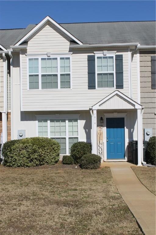 view of front of property with a front yard