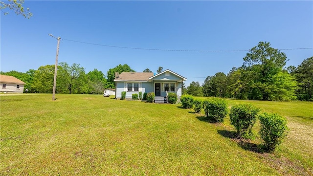 bungalow-style house featuring a front lawn