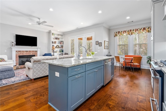 kitchen featuring sink, stainless steel appliances, a wealth of natural light, an island with sink, and dark hardwood / wood-style flooring