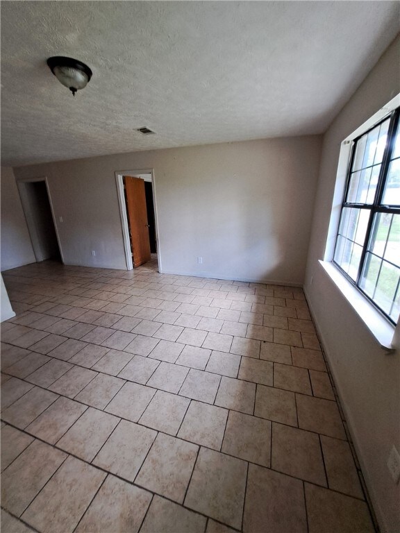 2106 Auburn St, Tuskegee, AL 36083 - empty room with a textured ceiling and visible vents