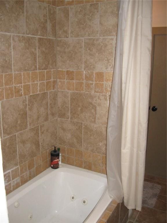 bathroom featuring shower / tub combo