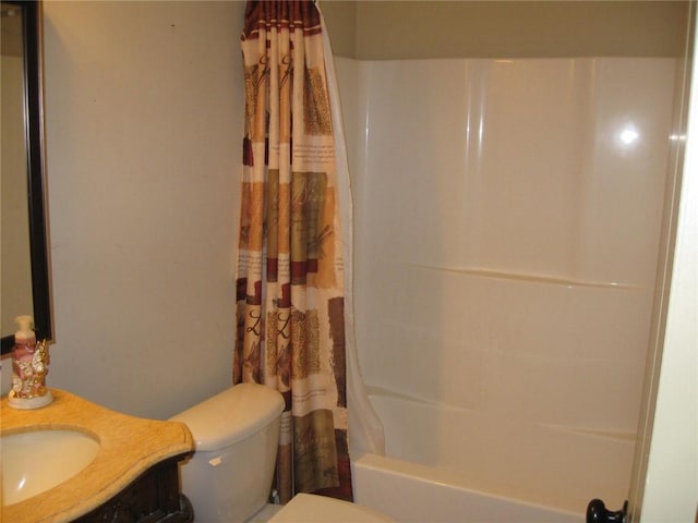 full bathroom with shower / bath combo with shower curtain, vanity, and toilet