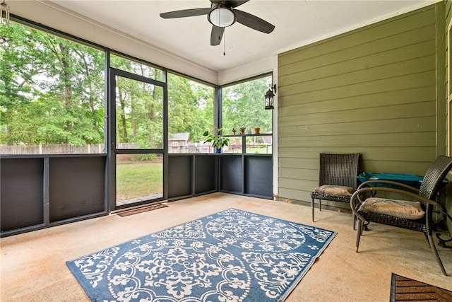 sunroom with ceiling fan