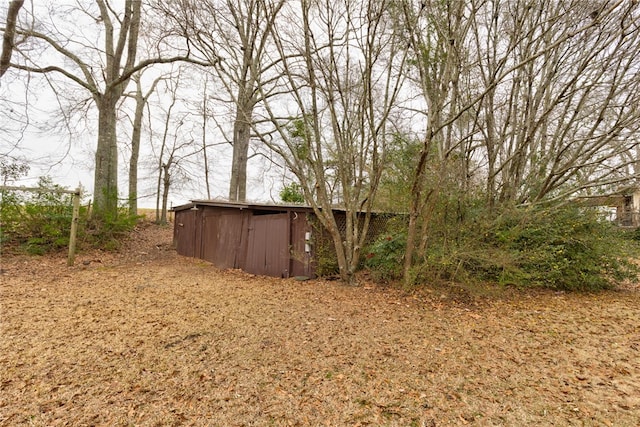 view of yard featuring an outbuilding