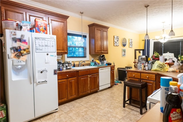 kitchen with sink, a chandelier, a textured ceiling, pendant lighting, and white appliances