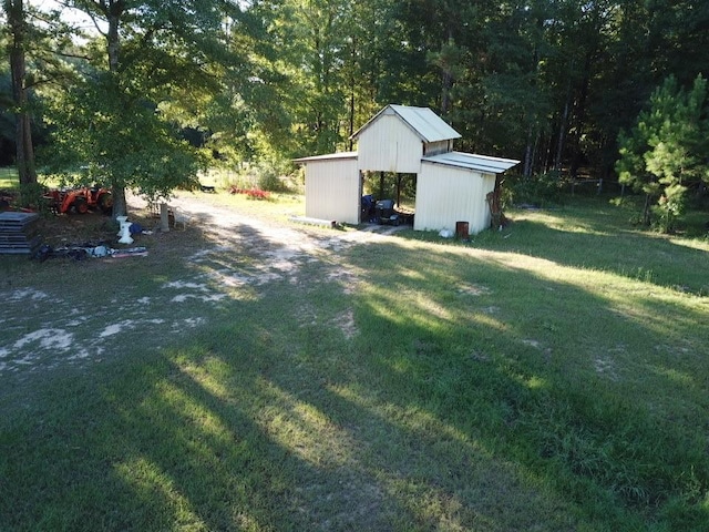 view of yard with a shed