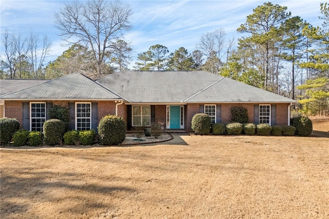 single story home featuring a front lawn