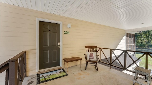 property entrance featuring a porch