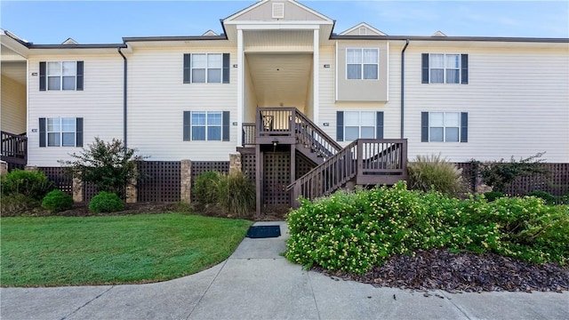 view of front facade featuring a front yard