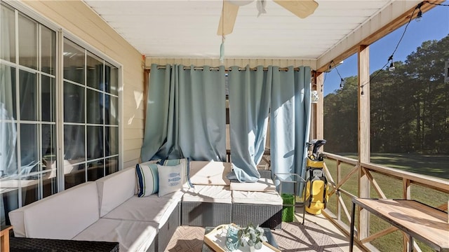 sunroom with ceiling fan