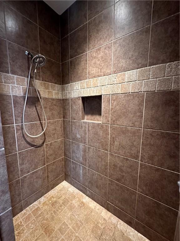 bathroom featuring a tile shower