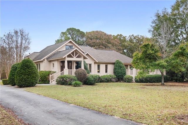 view of front of home featuring a front yard