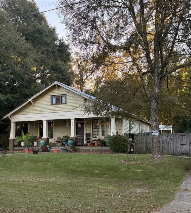 view of front of property featuring a front lawn and a porch