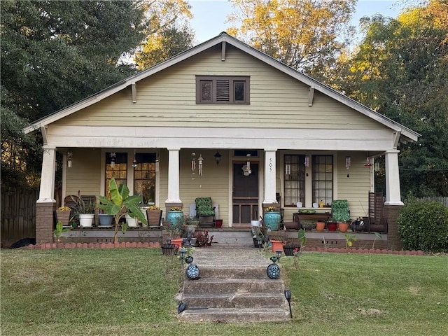 view of front facade featuring a porch and a front lawn